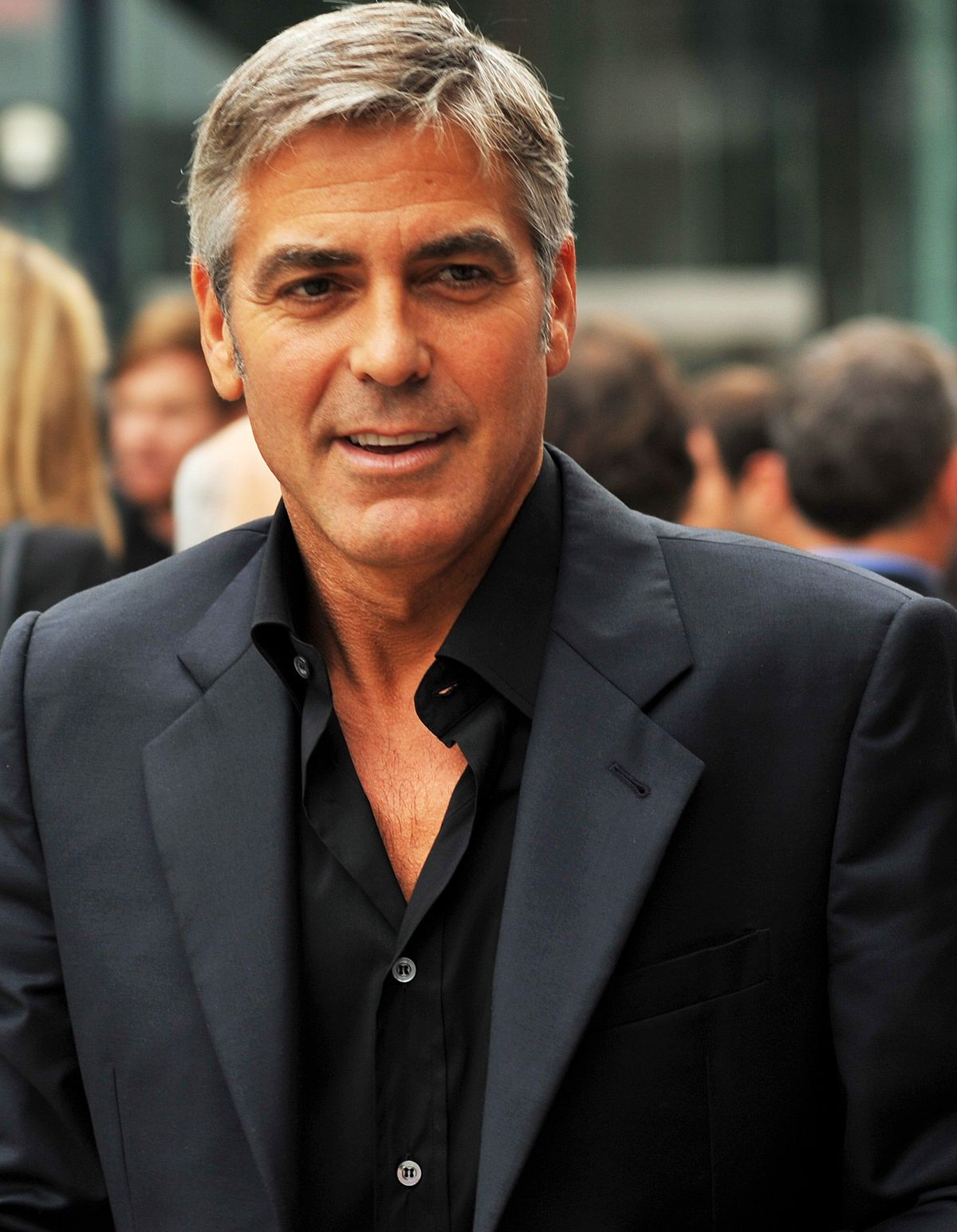 1200px-George_Clooney-4_The_Men_Who_Stare_at_Goats_TIFF09_(cropped).jpg