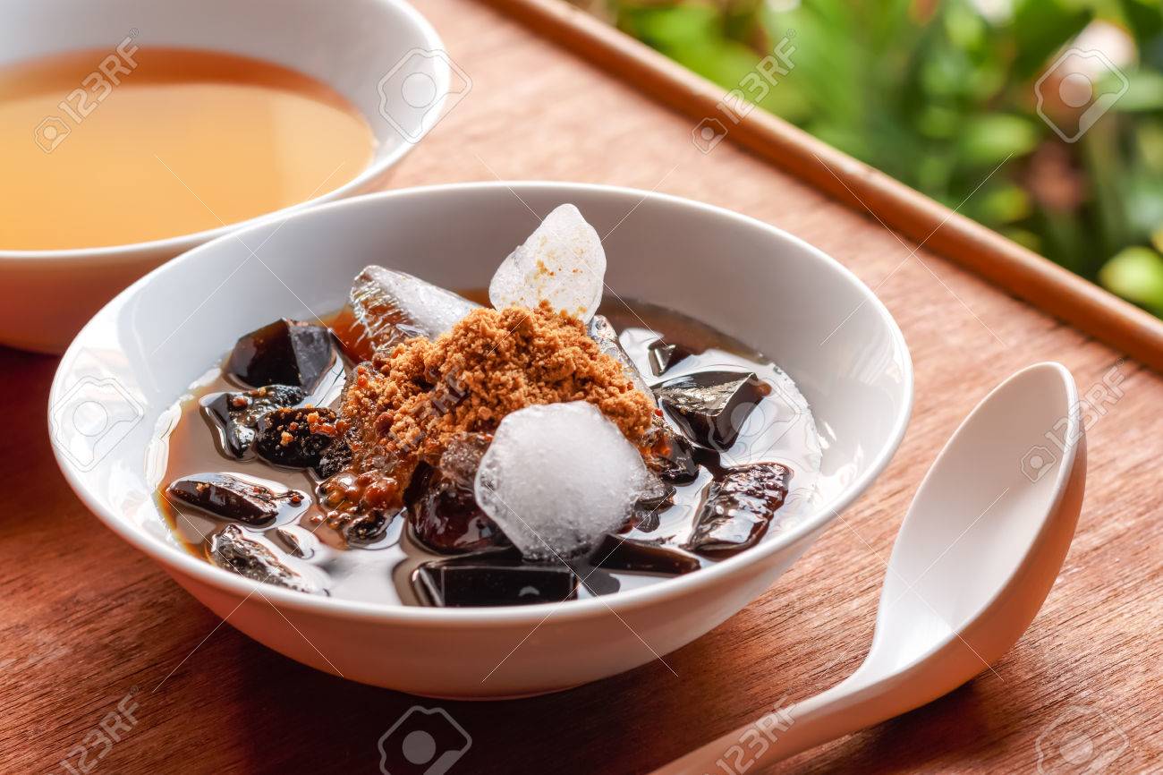 46534646-grass-jelly-dessert-herbal-gelatin-syrup-ice-and-brown-sugar-on-the-wooden-background...jpg