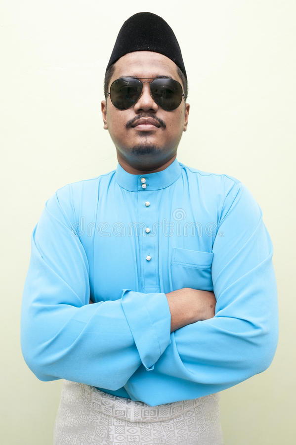 malay-man-wearing-malay-traditional-dress-sunglass-32942466.jpg