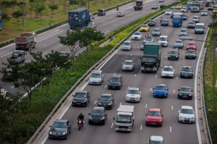 motorist-roads-PIE-avoid-peak-hour-rush-singapore-2019.jpg