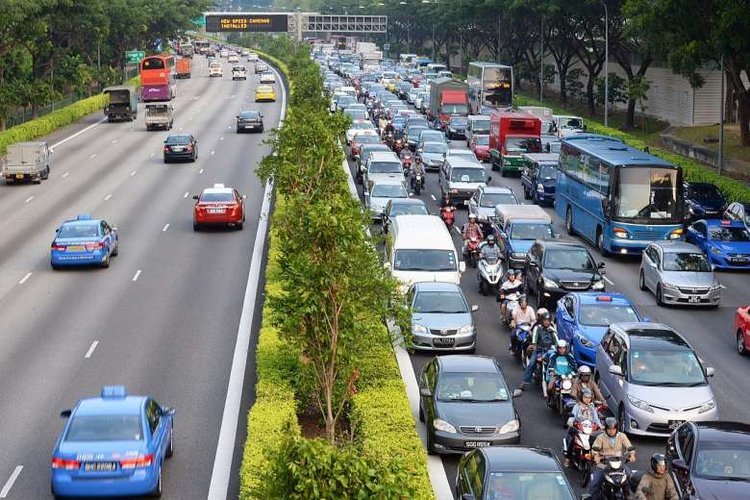 motorist-roads-TPE-avoid-peak-hour-rush-singapore-2019.jpg