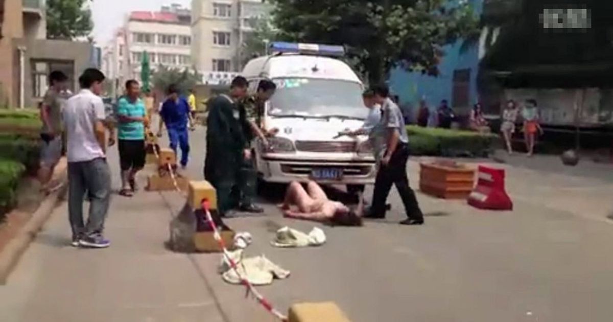  reuse fee - Zhang Shih in front of the ambulance at scene of the accident and clash with Wan...jpeg