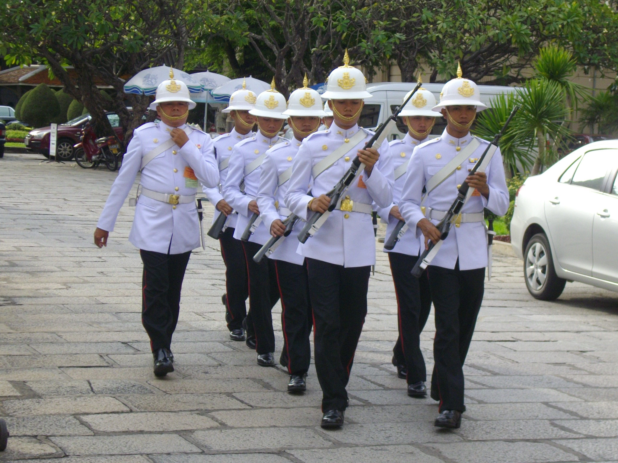Royal_guard_march_to_change_guard_in_the_Grand_Palace,_Thailand.JPG