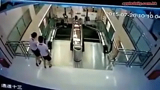 Tragic_accident_in_China_Woman_killed_on_escalator_but_managed_to_save_her_child.gif